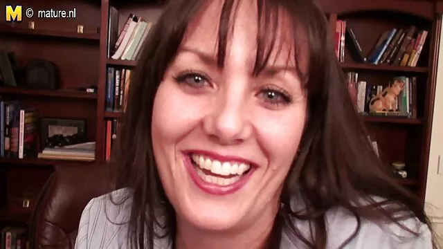 Leona megragadja a seggét, majd eltöri a mature pornó filmek száját.