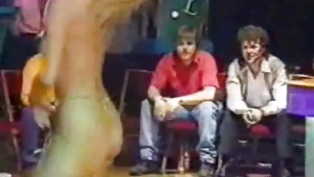 Lesbea Tini elcsábítani MILF eröszakos porno filmek