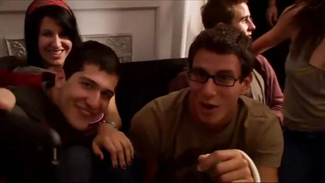 Mila Lee csisztu zsuzsa pornója levetkőzik a számítógép asztalán.