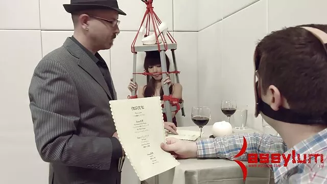 Az érett főnök elcsábítja a fiatal titkárnőt, hogy pornó film online megdugja a titkárnőt.