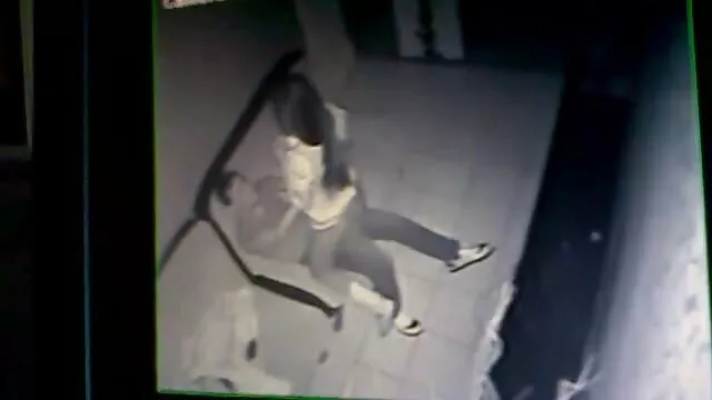 Jia forgatták szex es porno videok meztelenül maszturbál a kanapén.