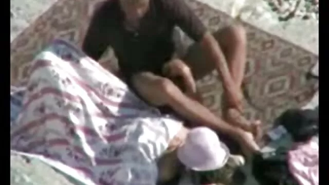 Érett Baszik Barna igyenes porno videok Doggystyle a kanapén, kóborol a punci