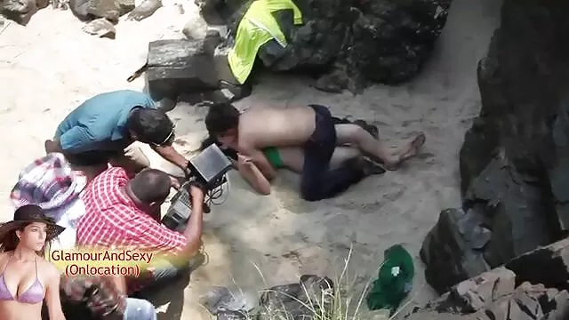 Az prono videok anya kémkedik a lánya után, és elcsábítja.