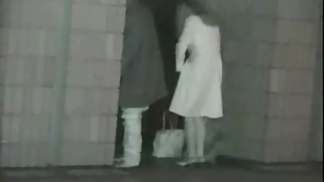 Liana olvas a kanapén, majd online porno videok ingyen fúj