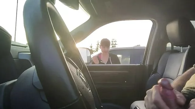 Házas mulatto sétál letölthető pornó filmek egy barátja fehér kakasával az autóban.