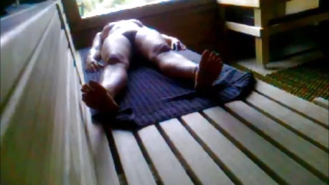 Leszbikus barátnők felváltva kibaszott legjobb porno videok a lány vele szoros végbélnyílás a kanapén.