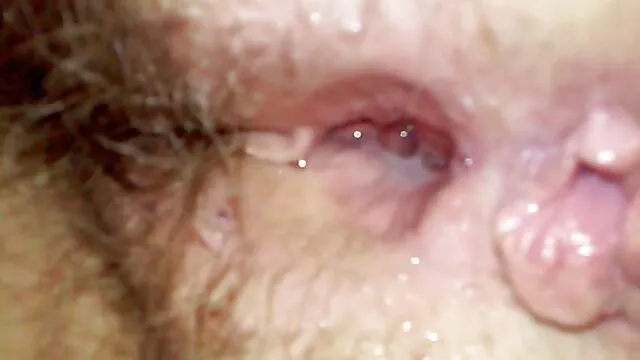 Lana Rhoades szar egy csomó golyó, és úgy, hogy a házi pornó videók darab csokoládét a nyílásba.