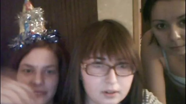 Anya dugta az ujját a mostohalányába, majd megütötte a szeretkezés pornó fiút.