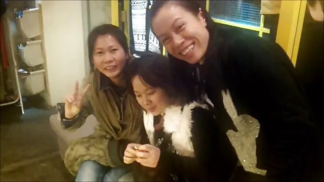 Egy latex hottie pornó videók töltött egy nagy dildo a húsos seggét.